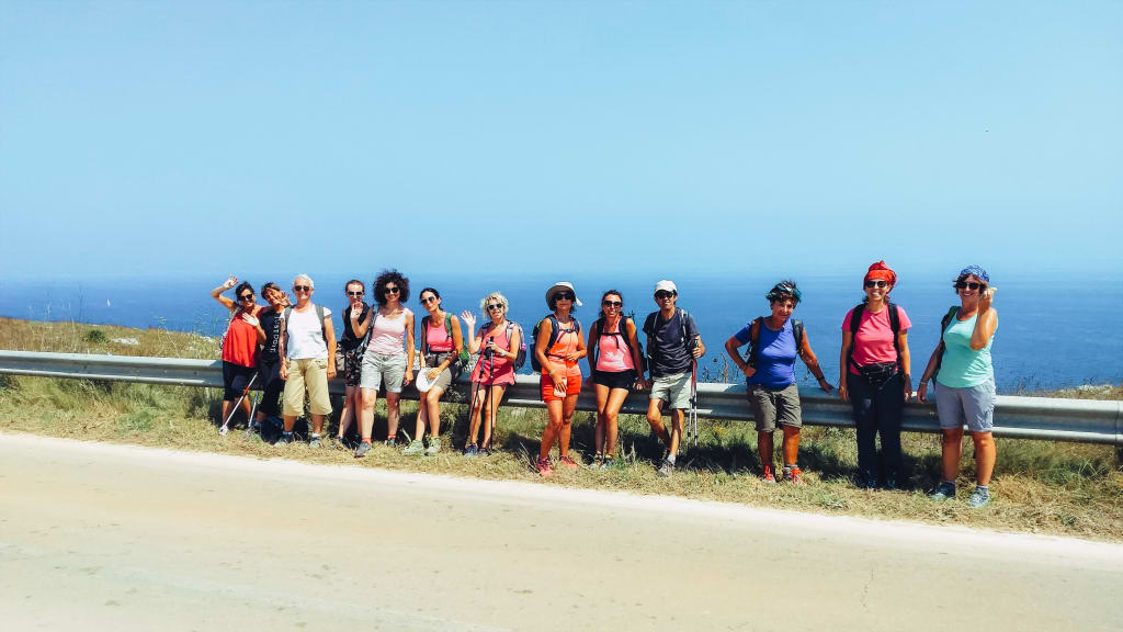 Gruppo in sosta vicino al mare, trekking di gruppo, vacanze di gruppo in Salento